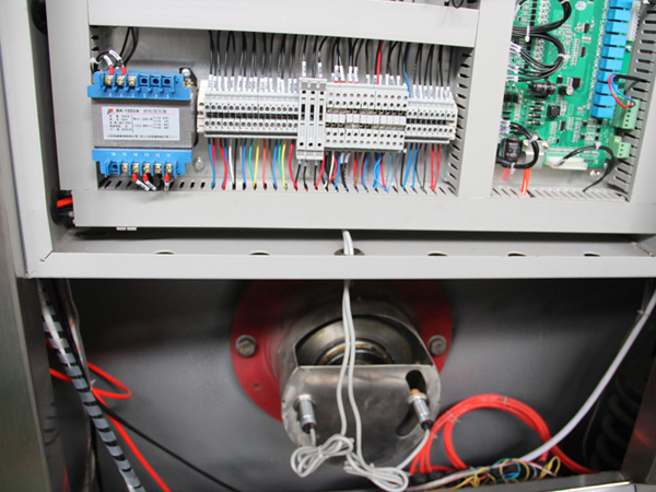 加上潔凈空氣控制系統(tǒng)的作用，可以防止細(xì)菌和塵埃顆粒從“非潔凈區(qū)”流向“潔凈區(qū)”