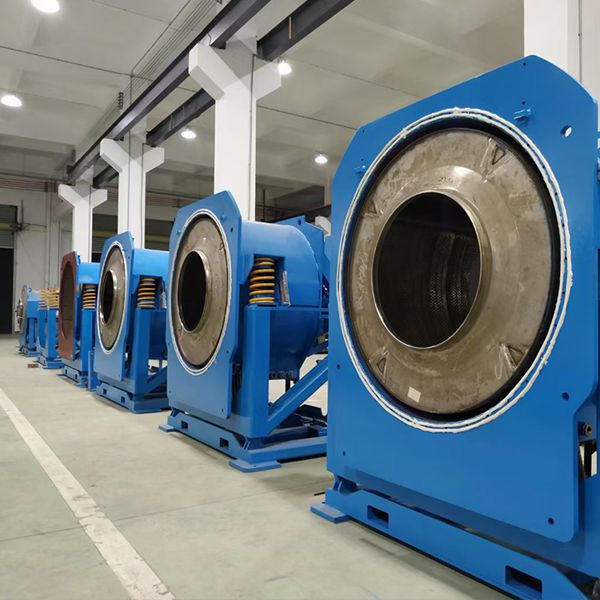 XGS系列全自動(dòng)倒料傾斜式洗衣機(jī)由內(nèi)筒、外筒、電機(jī)、支撐總成、傳動(dòng)總成、電器總成組成