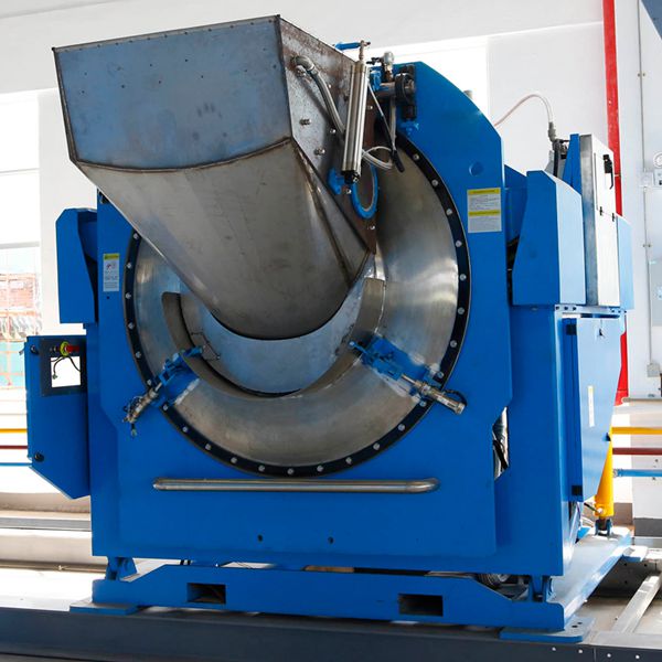 由頂置電機(jī)、三角膠帶、帶動(dòng)傳動(dòng)總成，使內(nèi)筒作正反轉(zhuǎn)運(yùn)轉(zhuǎn)，通過(guò)織物與織物、織物與內(nèi)筒壁的相互摩擦，達(dá)到洗滌效果