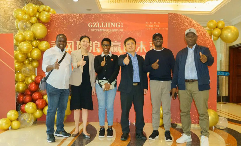 與國(guó)外客戶合影